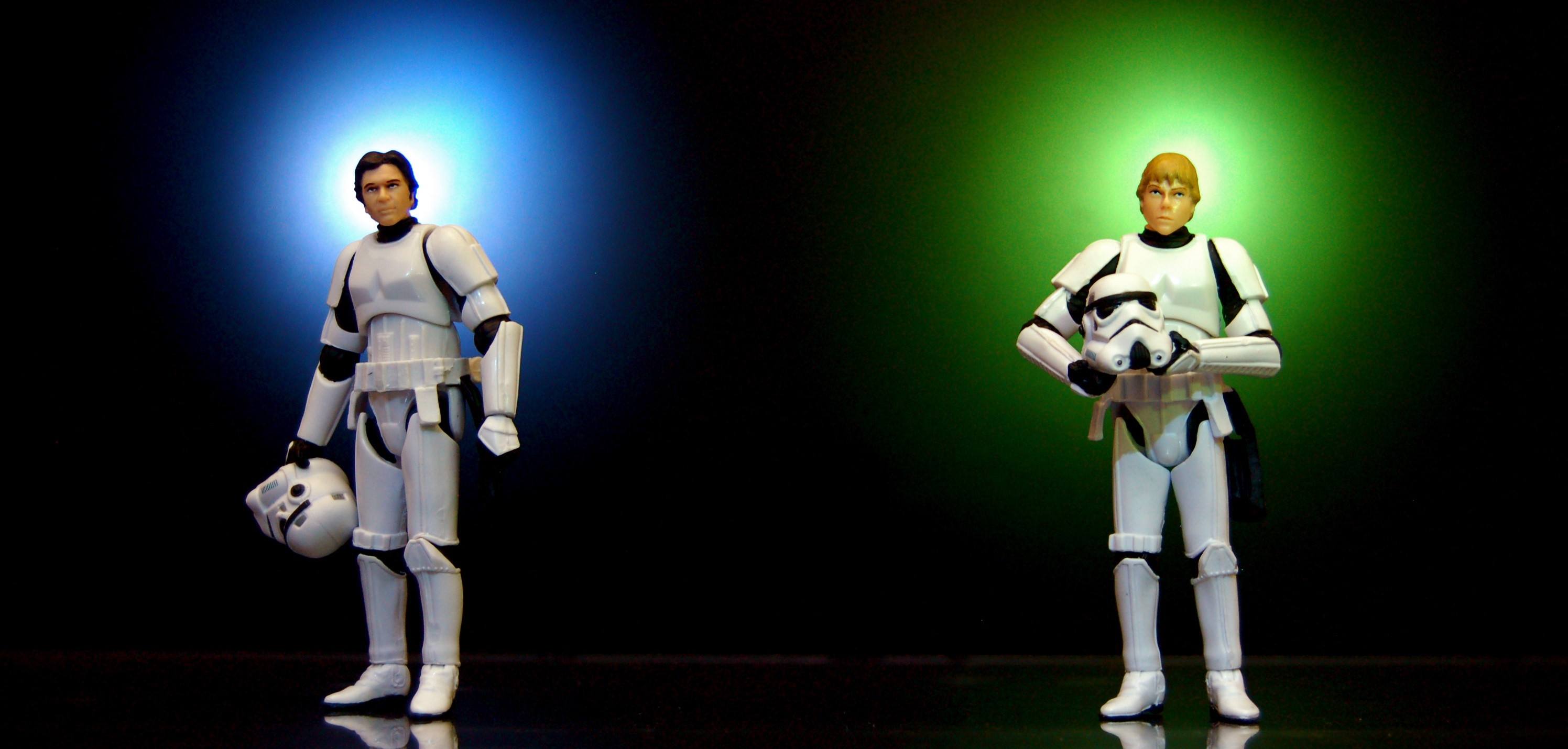 A picture of two Star Wars toys