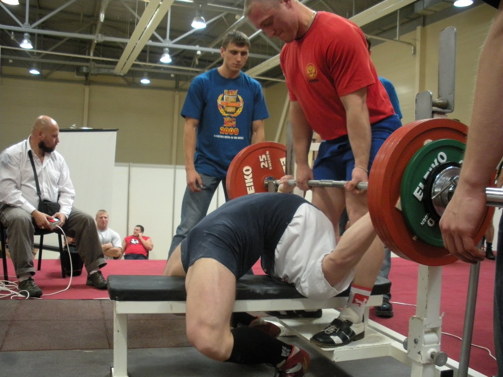 Don't start benching like this. This is an advanced move only.